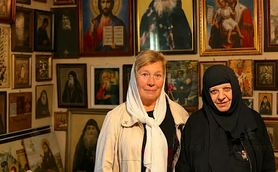 Mother Paraskeva with a pilgrim
