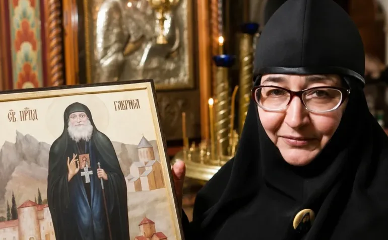 Nun Maria (Glushchenko) with an icon of St Gabriel