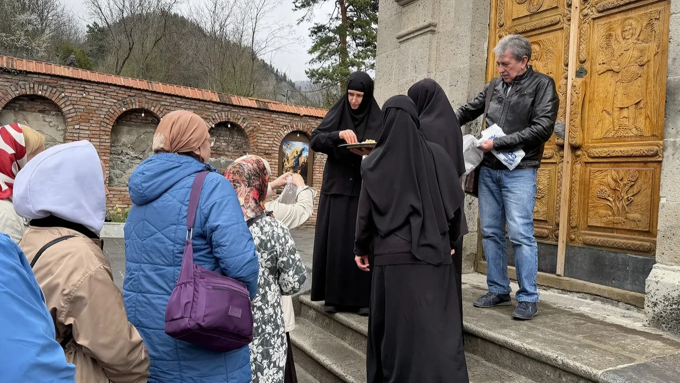 Паломники у монастыря в Грузии
