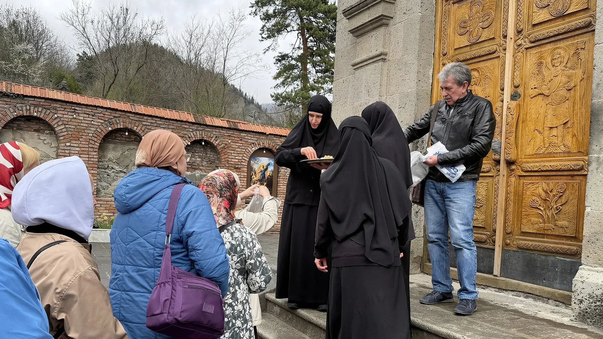 Паломническая группа центра Andcross у монастыря